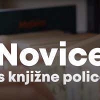 Novice s knjižne police ob tradicionalnem slovenskem zajtrku